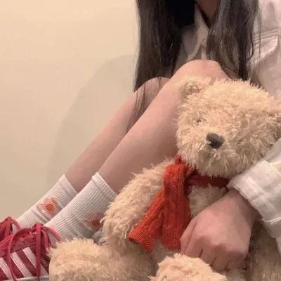 爆料黑料大赛 - 人气小花疑似整容失败,机场生图引发全网热议